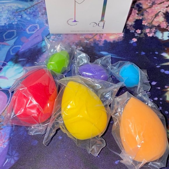 UVÉ BEAUTY Be U Limited Collection Blending Sponges MSRP $65 - Picture 4 of 7